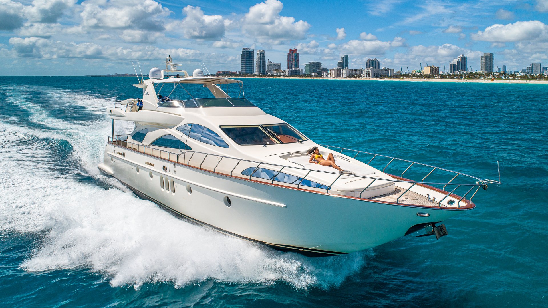 80ft Azimut Private Yacht Rental Miami ﻿