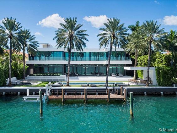 5 Reasons Why Renting a Luxurious Villa from Luxx Miami is the Ultimate Vacation Experience exotic rental cars yacht charters Miami